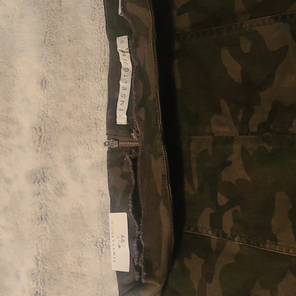 NWT !! Camouflage mini skirt. - Picture 3 of 4